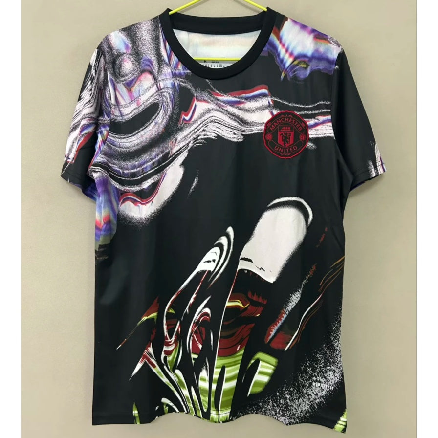 Maillot Manchester United 25/26 Le 12 -ème Maillot en noir, jersey de football avec logo et détails de l'équipe.