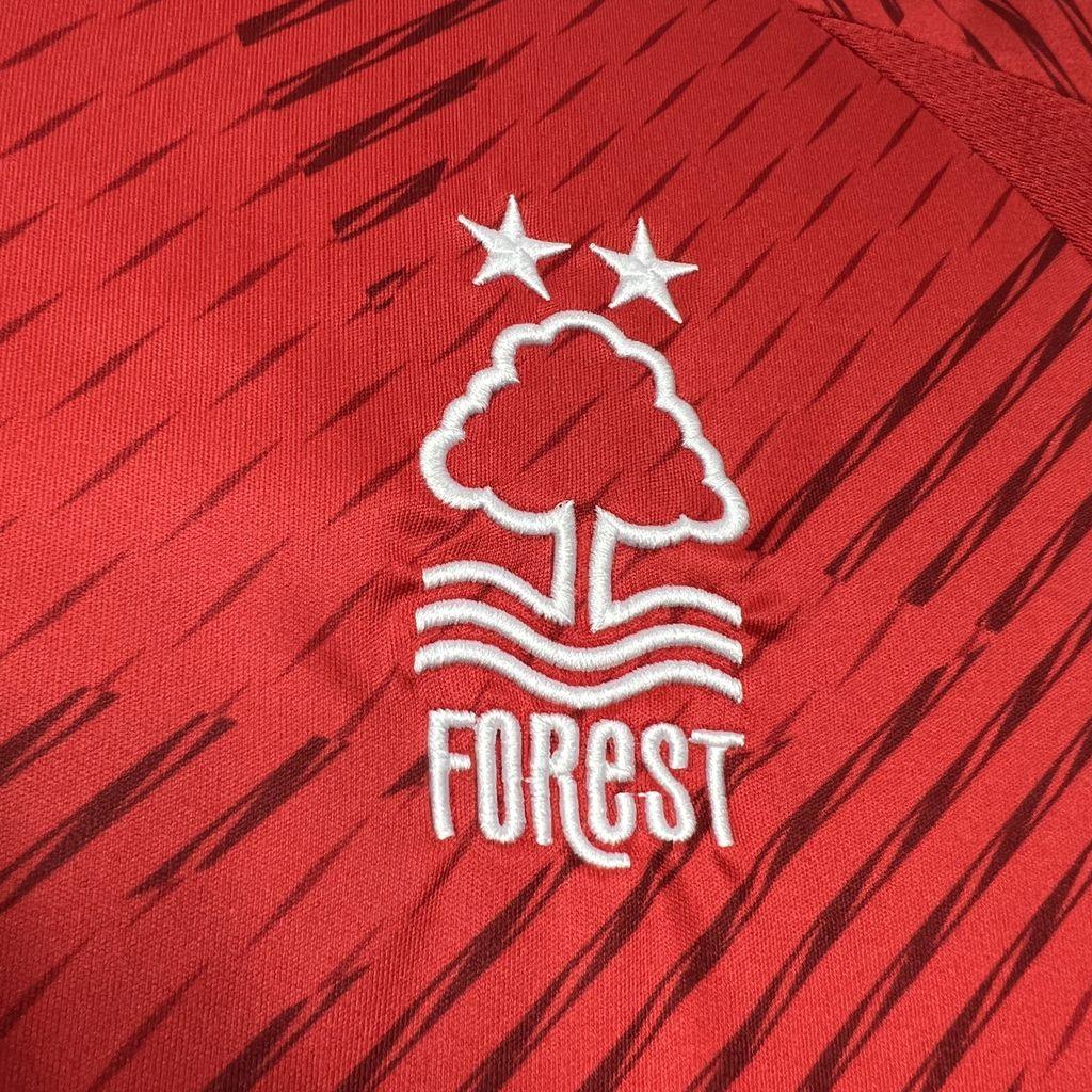Maillot Nottingham Forest 2024-25 Le 12 -ème Maillot, devant du maillot avec logo et détails en vert et blanc.