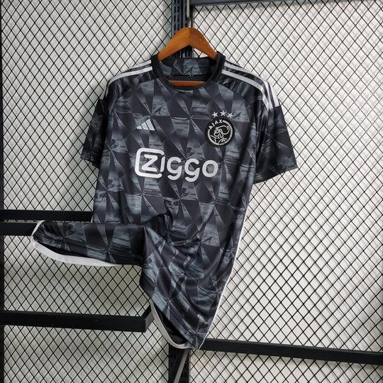 Maillot de football Ajax saison 2023-2024 édition third noir, marque Le 12 -ème Maillot, vue de face avec logo Ajax.
