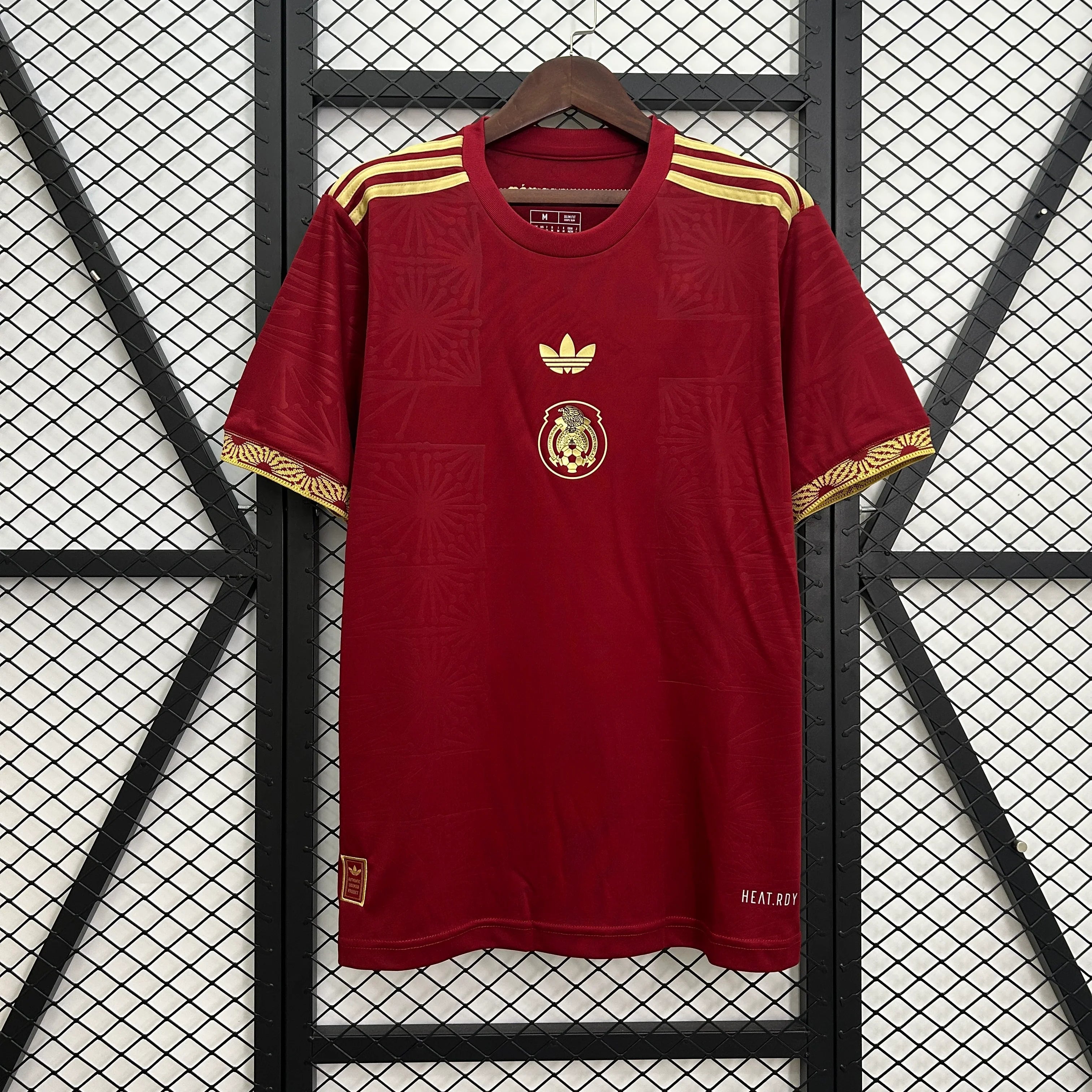 Maillot rouge du Mexique 2025 de la marque Le 12 -ème Maillot, vue de face avec détails du design.