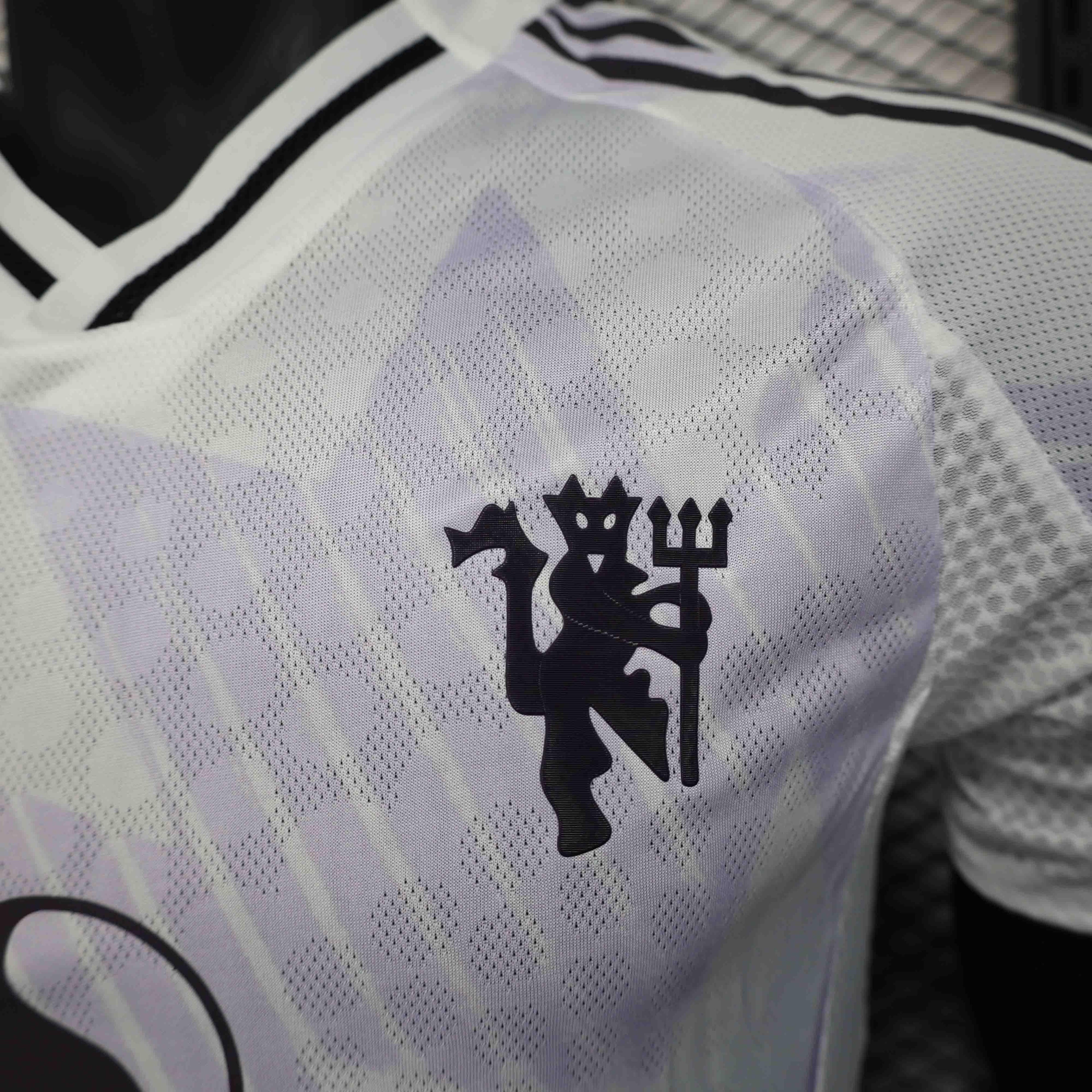 Maillot extérieur Manchester United 2025-26 Le 12 -ème Maillot, jersey de football rouge avec logo de l'équipe et détails de design.