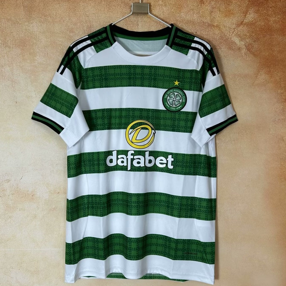 Maillot domicile Celtic Glasgow 25/26 Le 12 -ème Maillot, maillot de football vert avec logo et détails blancs.