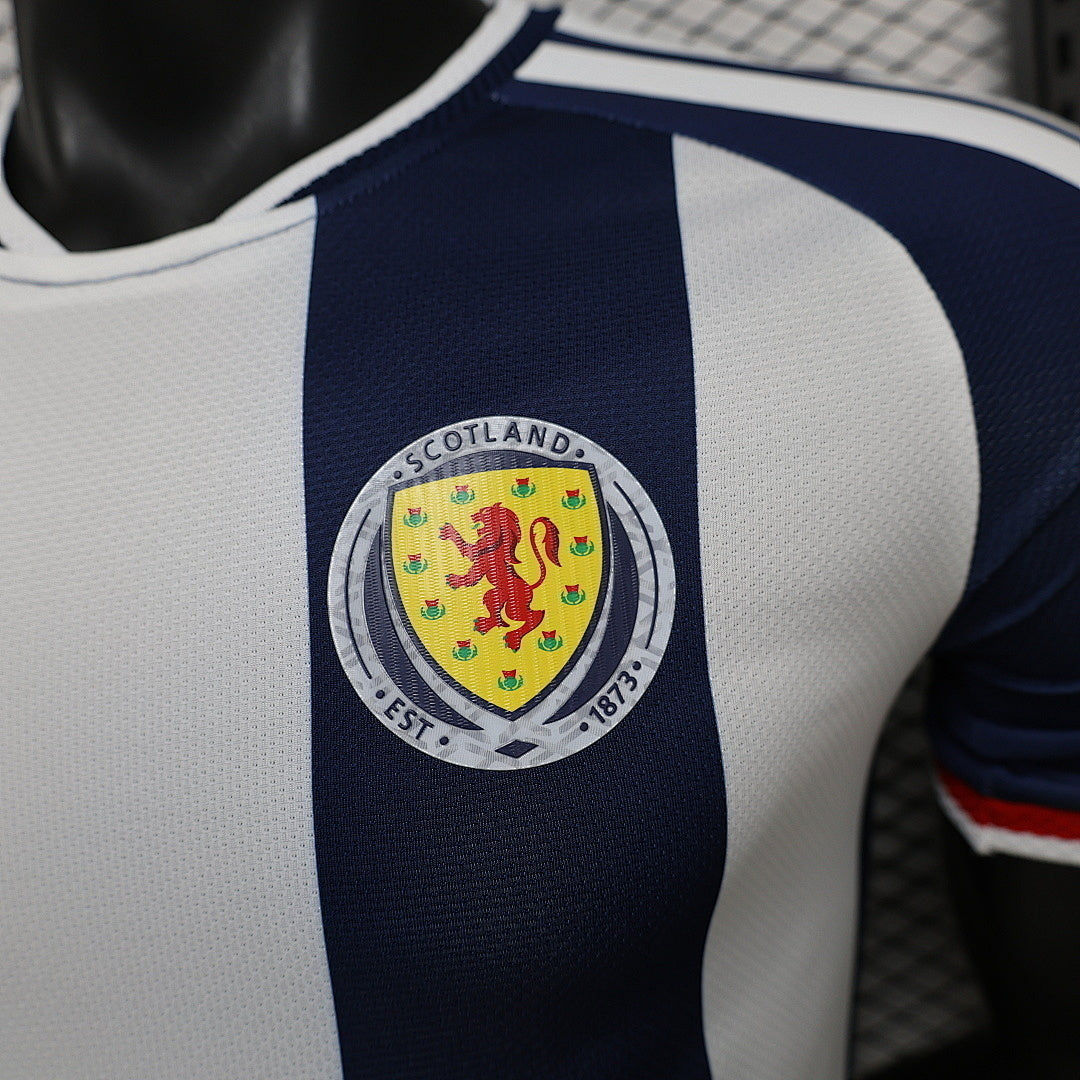Maillot de football Écosse Concept 2026 de la marque Le 12 -ème Maillot, vue de face avec logo et design moderne.