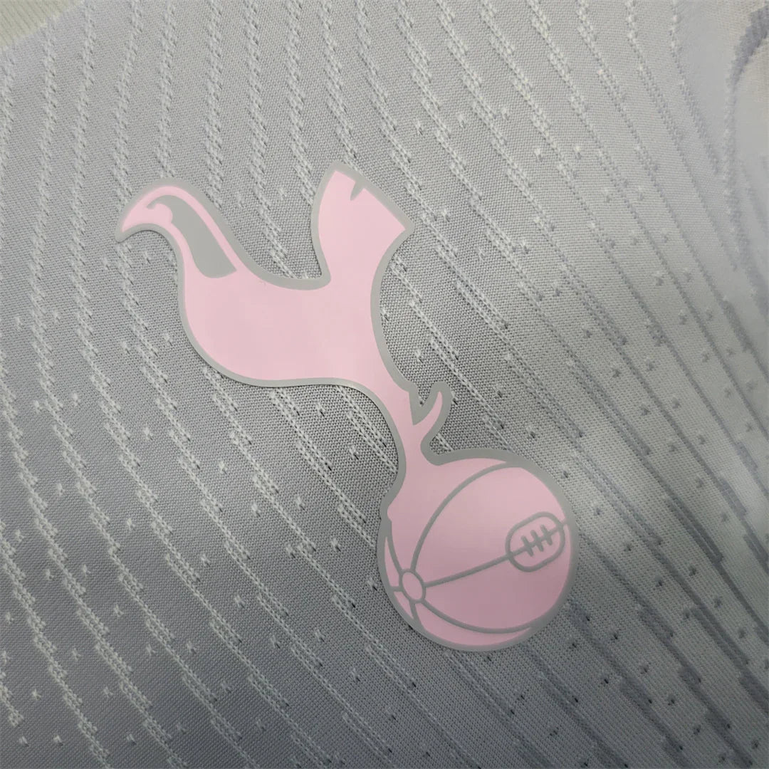 Maillot d'entraînement Tottenham 2023-24 Le 12 -ème Maillot, en tissu sportif avec logo de l'équipe et détails de conception.