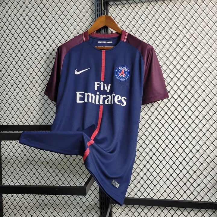 Maillot de football rétro Le 12-ème Paris 2017-2018, maillot de l'équipe de football avec logo et design vintage visible.