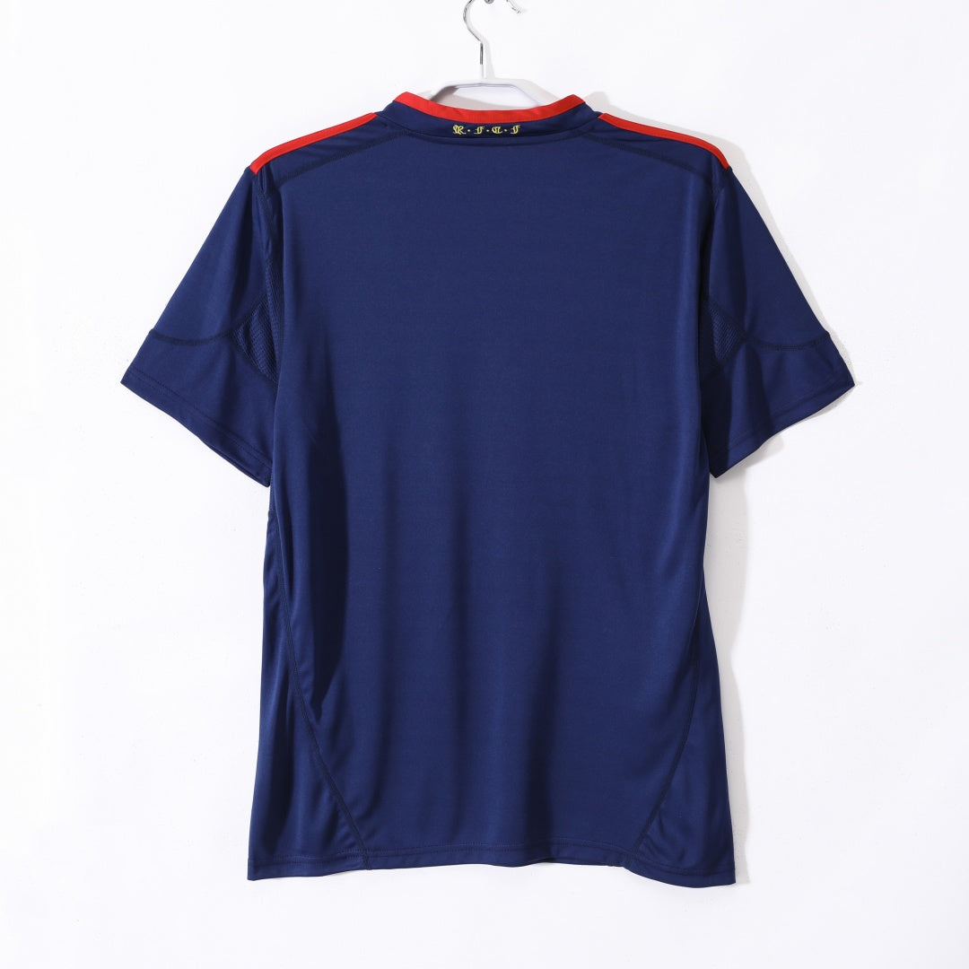 Maillot extérieur rétro de l'Espagne 2010, en tissu bleu avec logo et détails blancs, par Le 12 -ème Maillot.