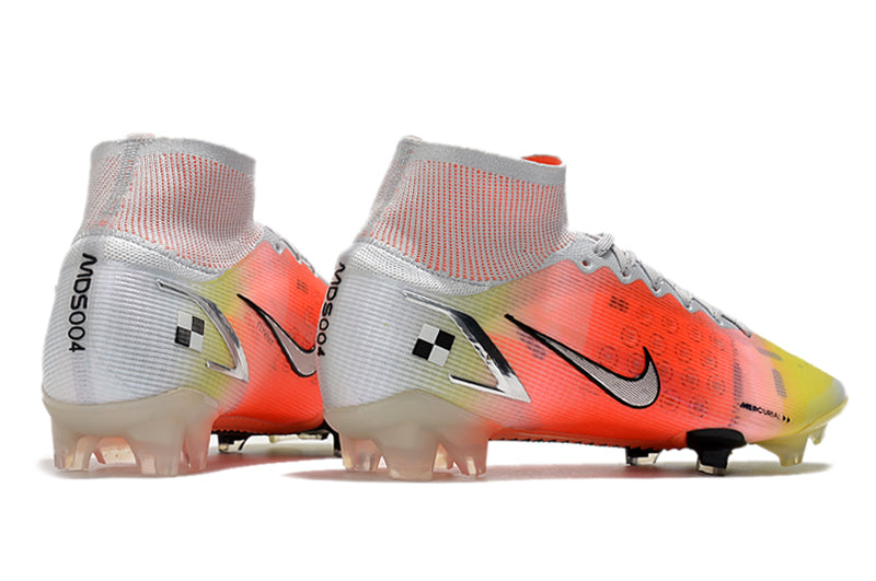 Crampons Mercurial Superfly IX Elite pour football, semelles en métal avec pointes pour traction sur le terrain.