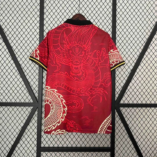 Maillot 2024/25 Real Madrid Concept Dragon Rouge de Le 12 -ème Maillot, maillot de football rouge avec logo du club.