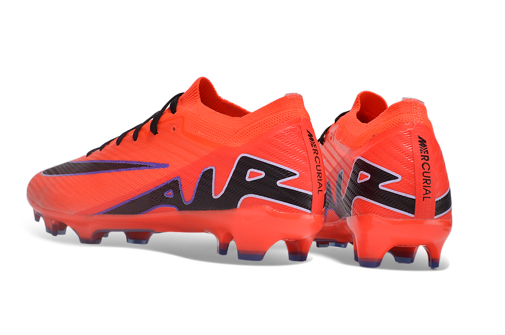 Crampons Mercurial Superfly IX Elite pour football, semelles en acier avec pointes pour meilleure adhérence sur terrain.