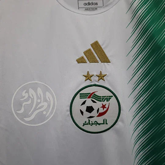 Maillot extérieur de l'Algérie 2022-2023 par Le 12, maillot de football avec couleurs nationales et logo officiel.
