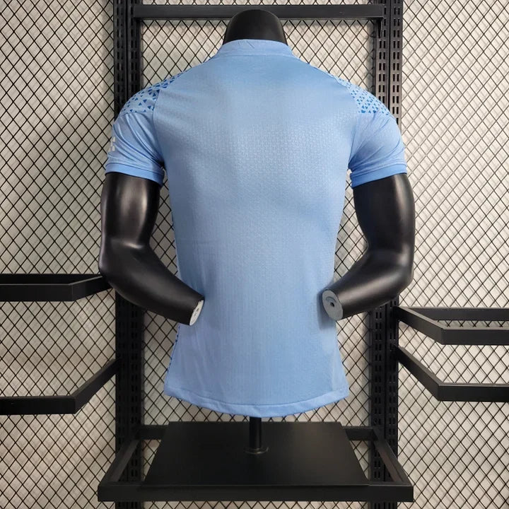 Maillot Manchester City 2023 2024 Le 12 -ème Maillot, vue frontale avec logo et détails du maillot.