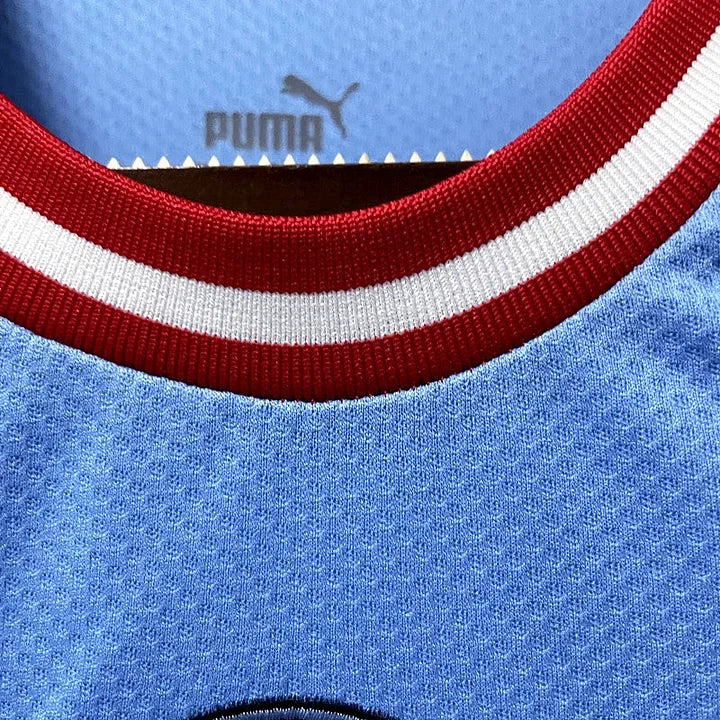 Maillot domicile Manchester City 2022/23 Le 12-ème Maillot, maillot de football bleu avec logo et détails officiels.