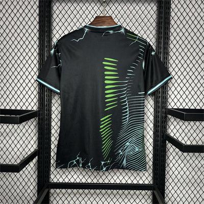 Maillot de football Le 12 édition spéciale Real Madrid 2024/25 noir et vert, vue de face avec logo et détails du design