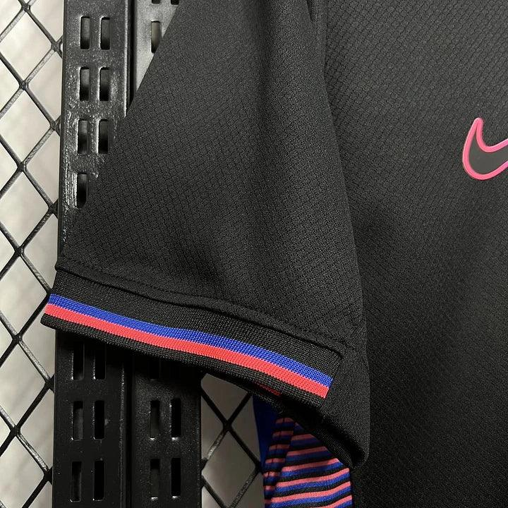 Maillot de football FC Barcelone 2024-2025 Le 12, maillot officiel avec logo et design moderne, porté par des joueurs.