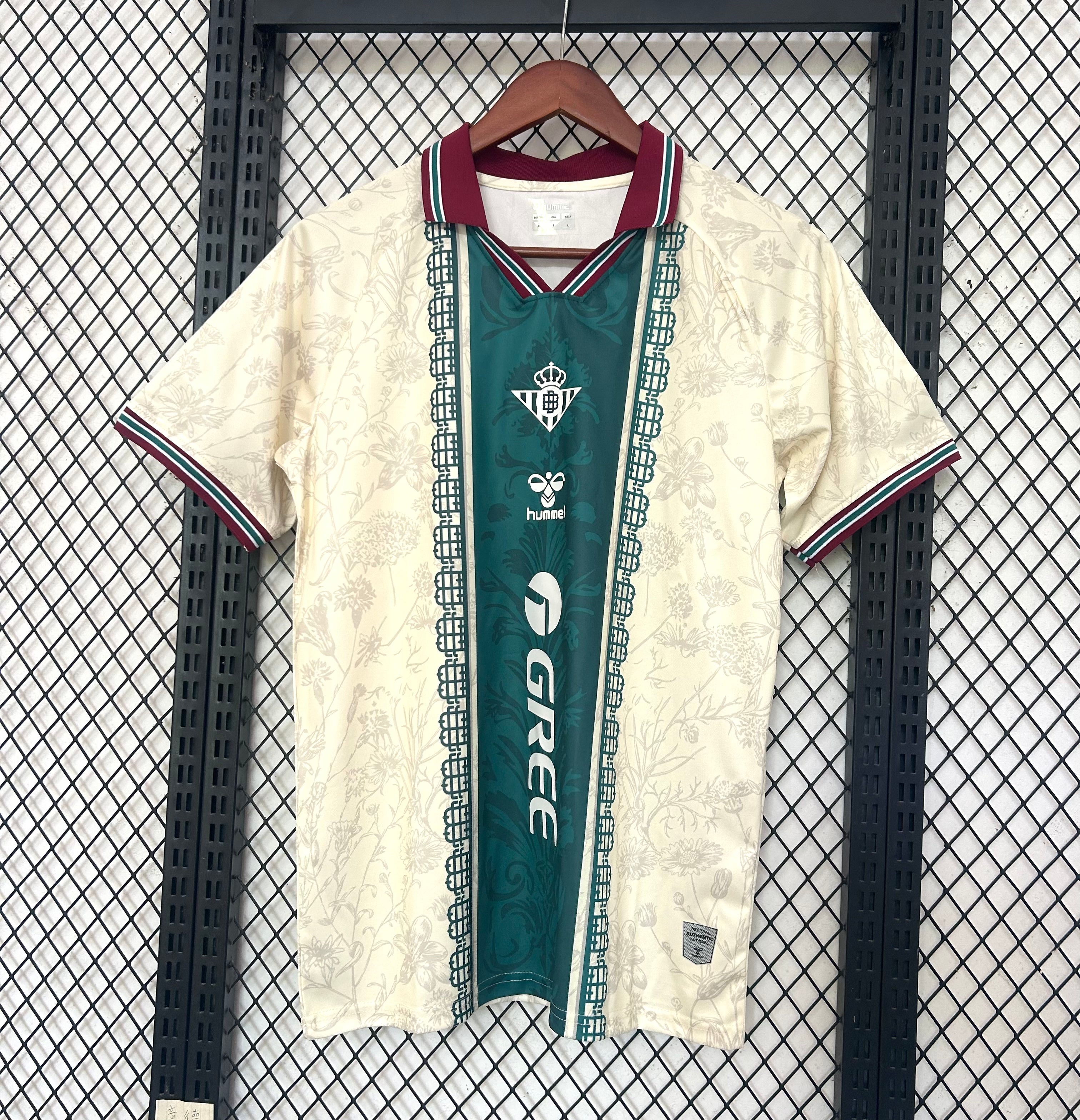 Maillot de football Betis 25/26 Le 12 -ème Maillot, maillot de sport vert avec logo et détails du club, vue frontale.