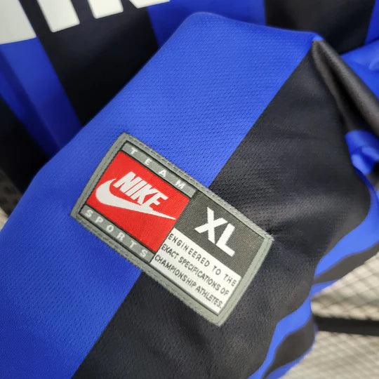 Maillot rétro Inter Milan 1999-2000 de la marque Le 12 -ème Maillot, vue du devant avec logo et design vintage.