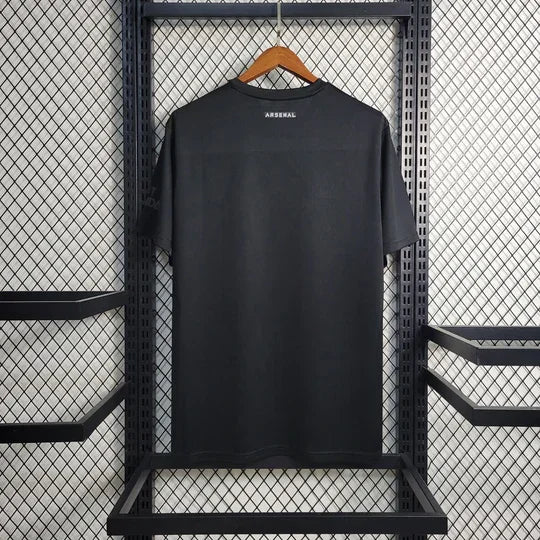 Maillot de football Arsenal 2023 2024 noir, Le 12 -ème Maillot, vue de face avec logo et détails du maillot noir.