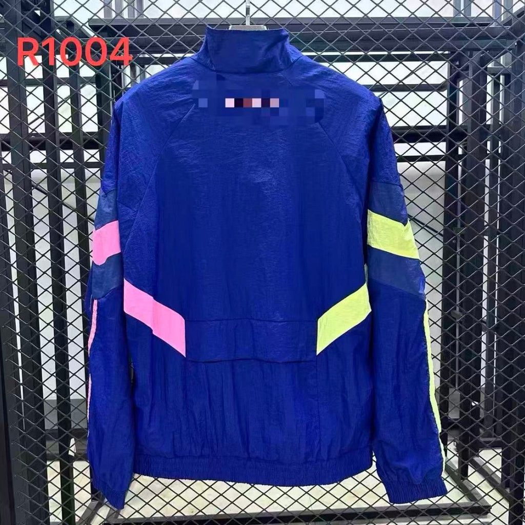 Veste coupe-vent réversible Juventus Le 12 -ème Maillot, vue de face, en tissu léger avec logos de la Juventus sur les côtés.