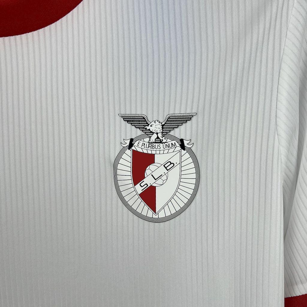 Maillot Benfica concept 2025-26, maillot de football Le 12 -ème Maillot avec logo et design moderne, vue de face.