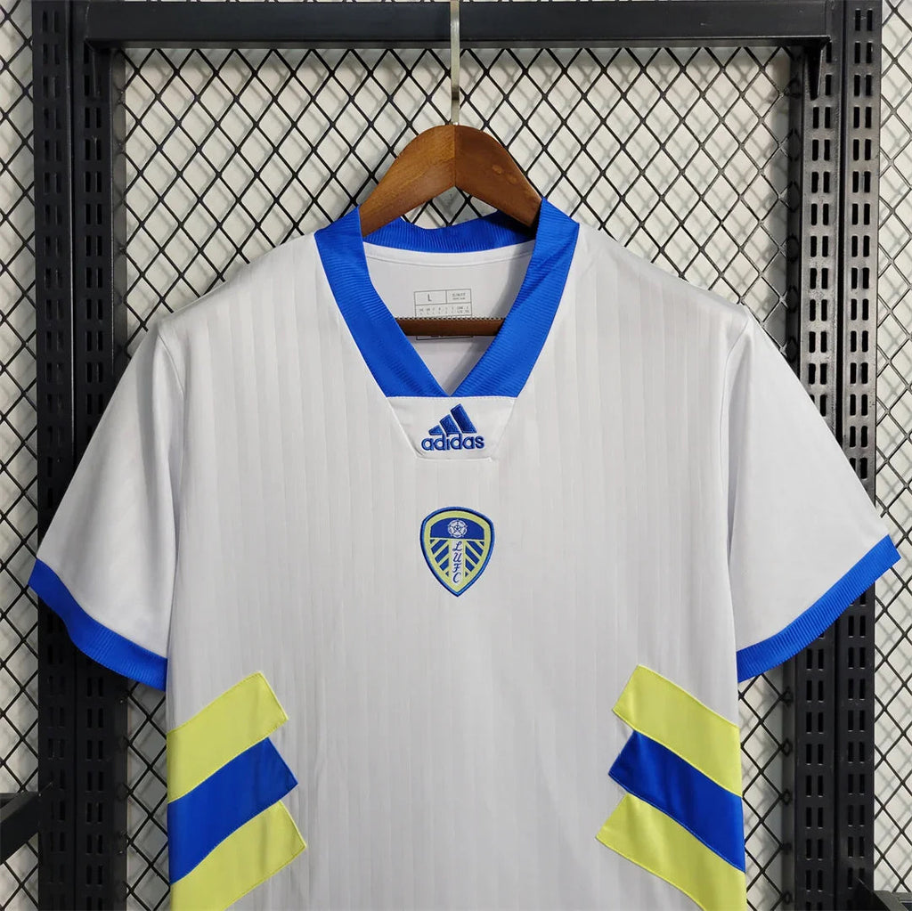 Maillot Leeds United 2024-25 Le 12 -ème Maillot, maillot de football blanc avec logo et détails verts et bleus visibles.