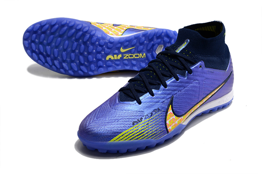Crampons Nike Mercurial Superfly IX Elite pour football, semelles avec pointes en métal pour traction optimale sur le terrain.