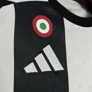 Maillot domicile Juventus avec sponsors, fabriqué par Le 12, vue de face avec logo et détails du maillot.