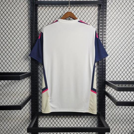 Maillot d'entraînement Arsenal 2023-2024 Le 12 -ème Maillot, design bleu avec logo de l'équipe, vue de face.