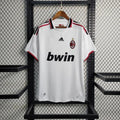 Maillot rétro de football Milan AC 2009-2010, marque Le 12 -ème Maillot, vue de face avec logo et détails du design.