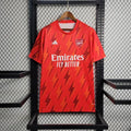 Maillot d'entraînement Arsenal 2023-2024 Le 12 -ème Maillot, vue de face avec logo et détails sur le tissu.