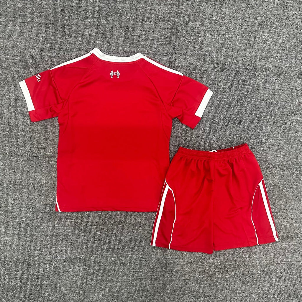 Ensemble domicile pour enfant Liverpool 25/26, marque Le 12 -ème Maillot, maillot rouge avec détails officiels.