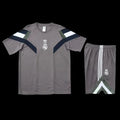 Ensemble Real Madrid avec maillot, shorts et chaussettes de sport Le 12 -ème Maillot, vue de face sur fond blanc.