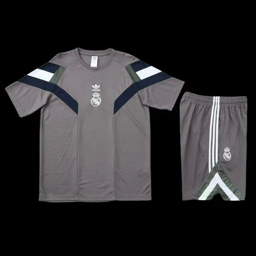 Ensemble Real Madrid avec maillot, shorts et chaussettes de sport Le 12 -ème Maillot, vue de face sur fond blanc.