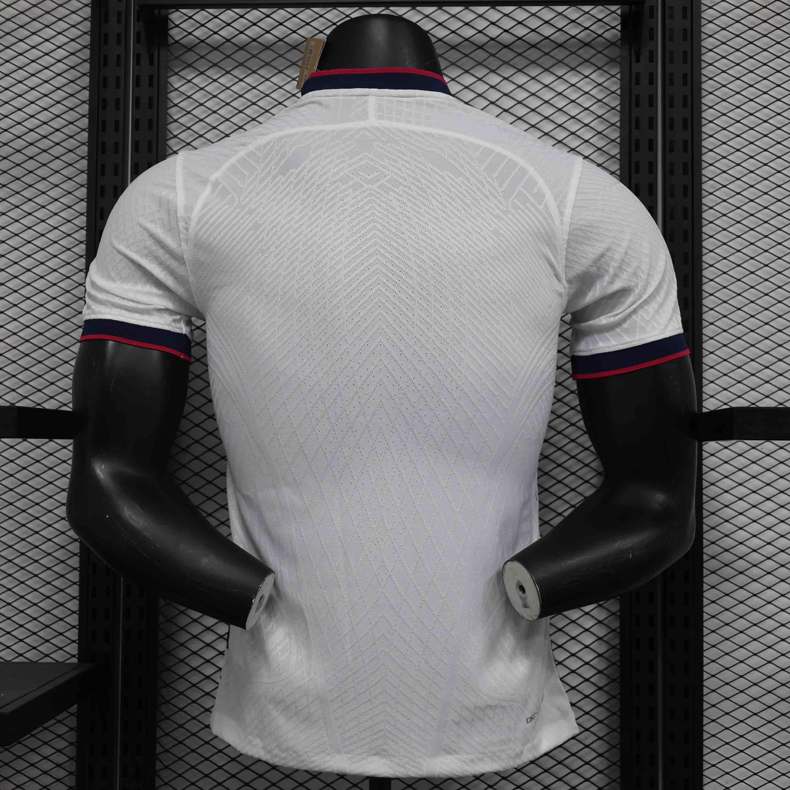 Maillot Tottenham concept 2024-25 de Le 12 -ème Maillot, devant avec logo et design moderne, en tissu sportif bleu et blanc.