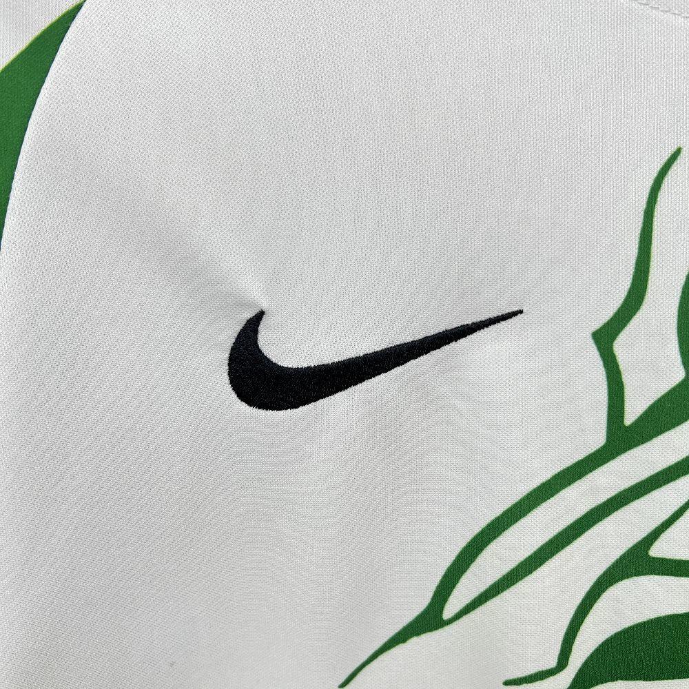 Maillot sportif Le 12 -ème Maillot pour la saison 2025-26, design moderne avec logo et détails colorés, vue de face.