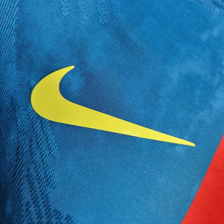 Maillot extérieur du FC Barcelone 2023-2024 Le 12, maillot de football bleu avec logo du club et détails en blanc.