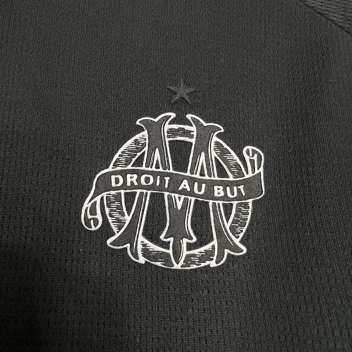 Maillot de football Olympique de Marseille 125 ans 2024-2025, noir, par Le 12 -ème Maillot, vue de face avec logo OM.