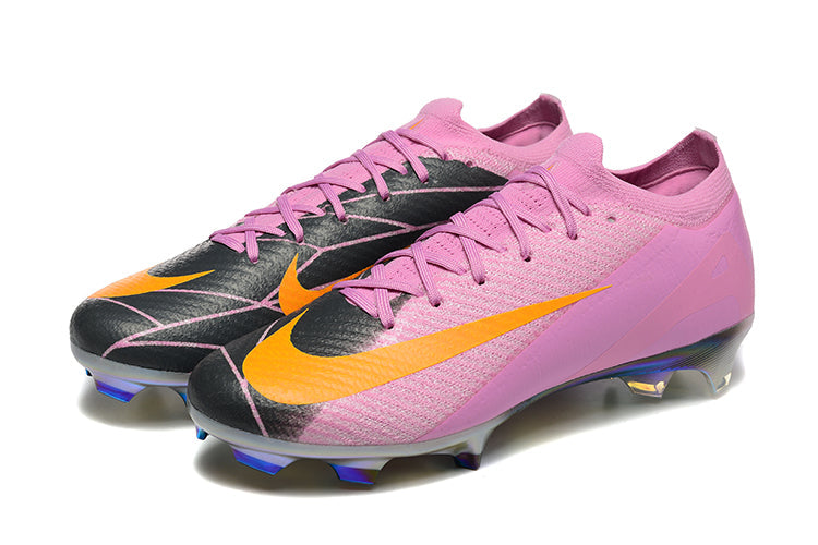 Crampons Mercurial Vapor 16 Elite XXV de Le 12 -ème Maillot, vue des crampons en acier pour football.