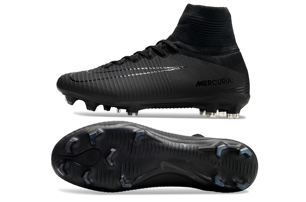 Crampons Superfly 5 Elite de Le 12 -ème Maillot, conçus pour l'escalade ou le ski, avec pointes en métal robustes et fixation sécurisée.