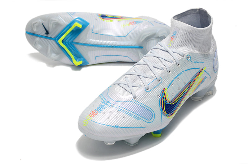 Crampons Mercurial Superfly IX Elite pour football, fixations robustes et design léger, posé sur un terrain.