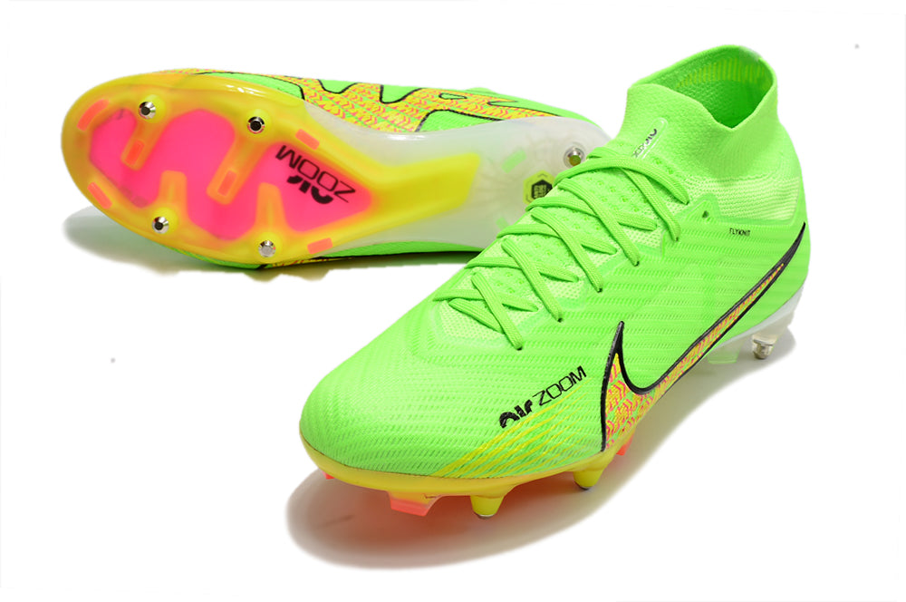 Crampons Mercurial Superfly IX Elite de la marque Le 12-ème Maillot, vue de face avec crampons en dessous.