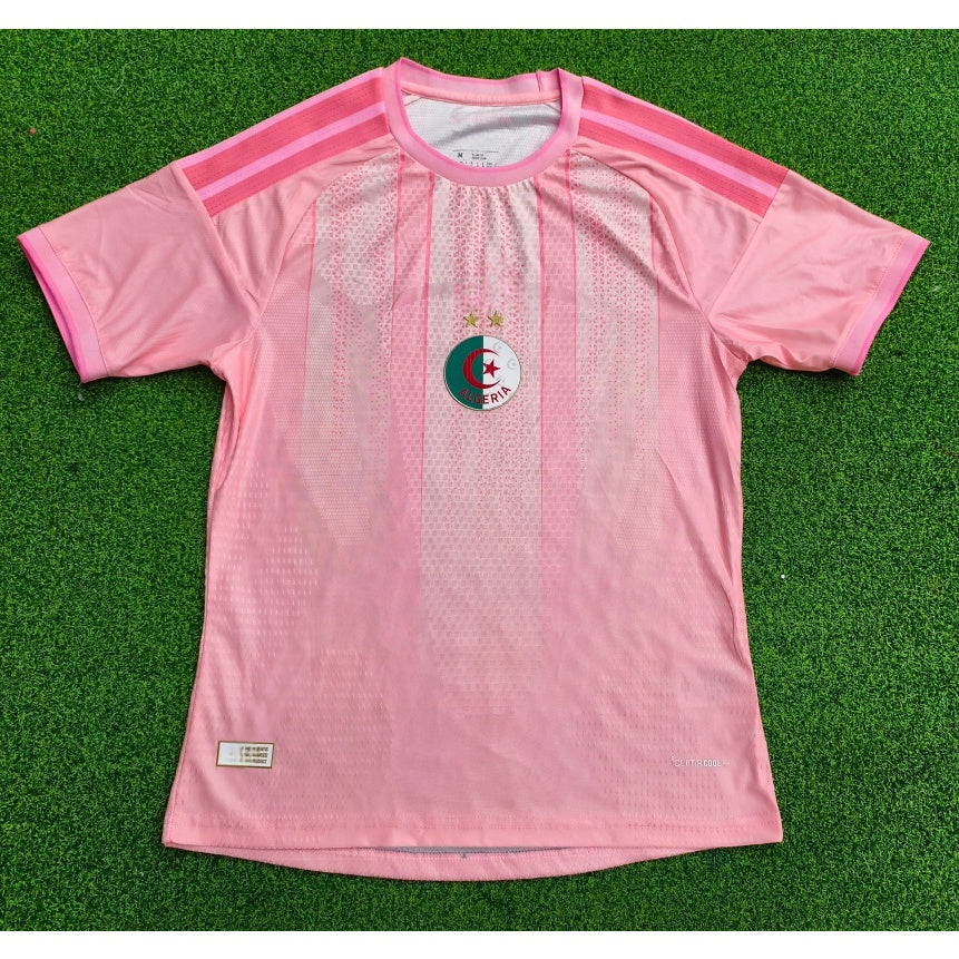 Maillot de football 25/26 Algérie Le 12 -ème Maillot, maillot spécial joueur rose, devant avec logo et détails du maillot.