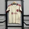 Maillot extérieur Liverpool 25/26 Le 12 -ème Maillot, maillot de football avec logo et détails de l'équipe sur le devant.