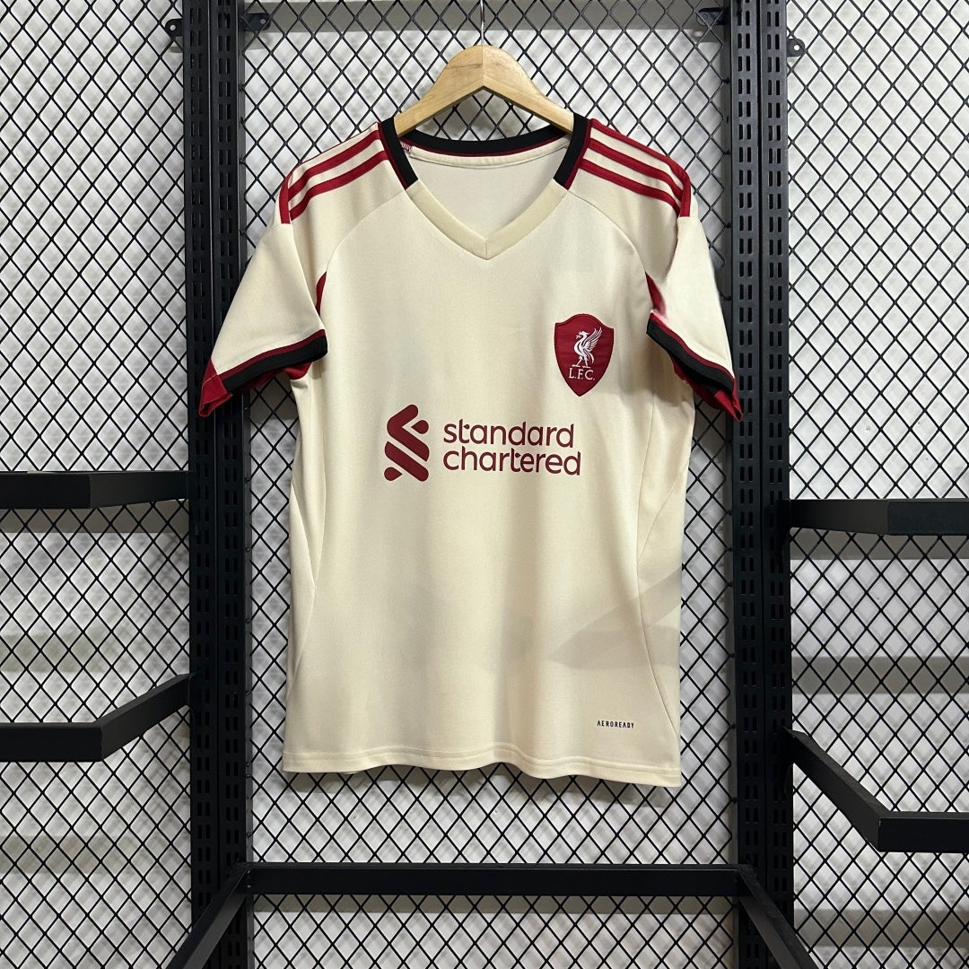 Maillot extérieur Liverpool 25/26 Le 12 -ème Maillot, maillot de football avec logo et détails de l'équipe sur le devant.