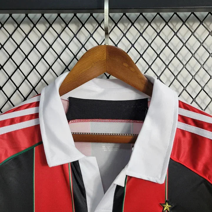 Maillot rétro de football AC Milan 2012-2013 par Le 12-ème, vue du design avec logo et détails du maillot blanc et rouge.