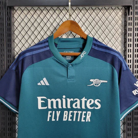 Maillot extérieur Arsenal 2023 2024 Le 12-ème Maillot, maillot de football avec logo et design bleu et rouge.