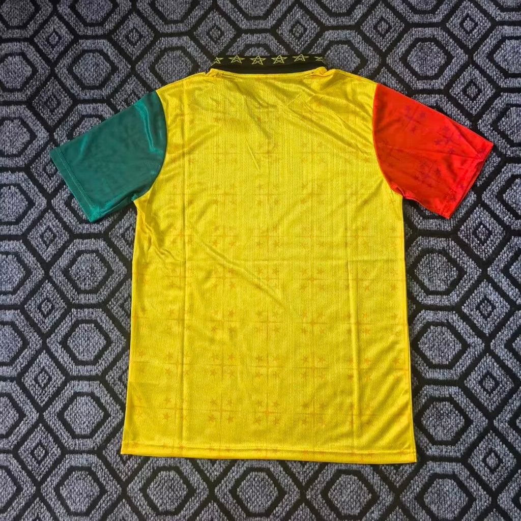 Maillot jaune Burkina Faso 25/26 Le 12 -ème Maillot, jersey de football coloré avec logo et détails sportifs visibles.