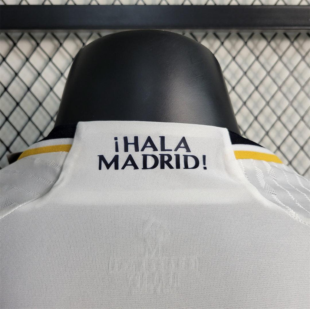 Maillot à manches longues du Real Madrid 23-24, imprimé officiel, avec logo du club et détails en blanc et gris, de la marque Le 12-ème Maillot.