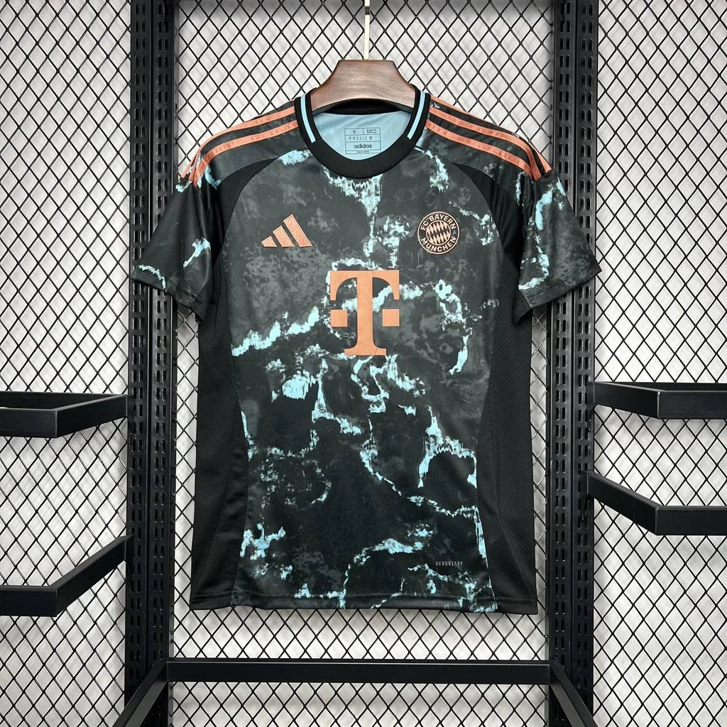 Maillot Bayern Munich 2024/25 Le 12 -ème Maillot, maillot de football avec logo du club et design officiel.