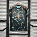 Maillot Bayern Munich 2024/25 Le 12 -ème Maillot, maillot de football avec logo du club et design officiel.