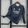 Maillot manches longues Real Madrid 2025-26 Le 12 -ème Maillot, bleu avec logo du club, porté par un mannequin.